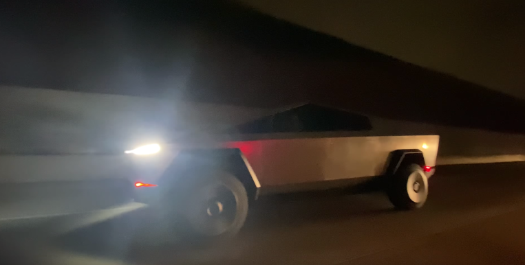 Musk a ieșit cu Cybertruck-ul pe stradă și toată lumea are o grămadă de întrebări.