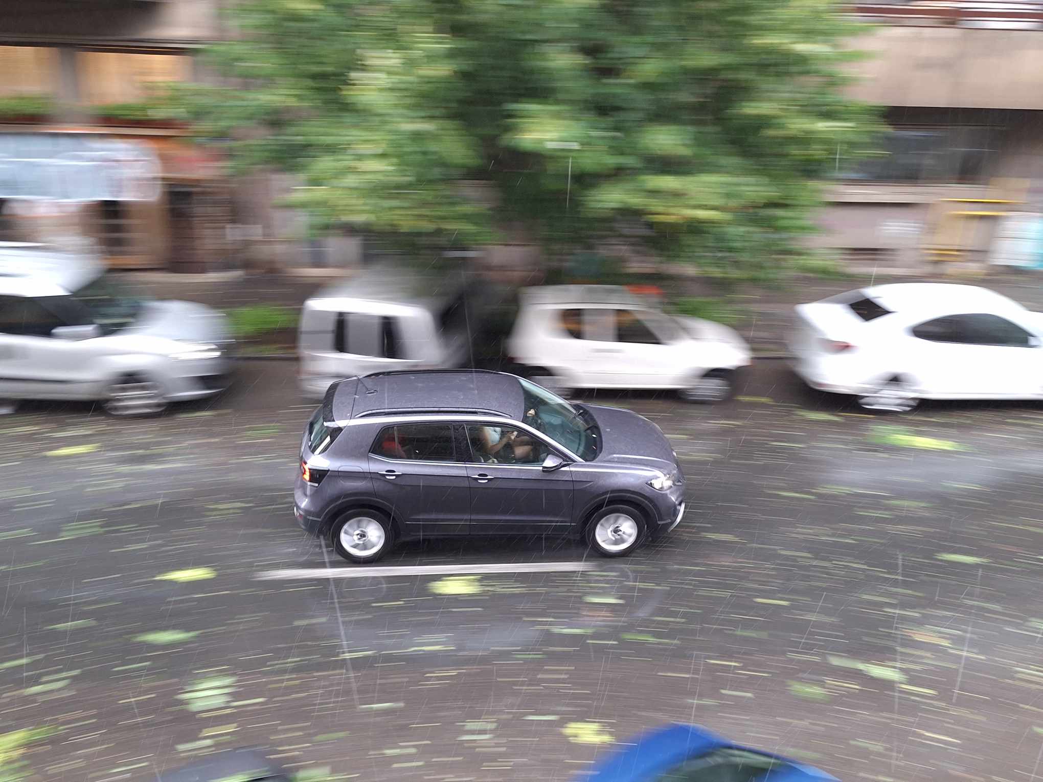 wall-street.ro: Analiză: Bucureștenii nu mai cumpără mașini la mâna a doua.