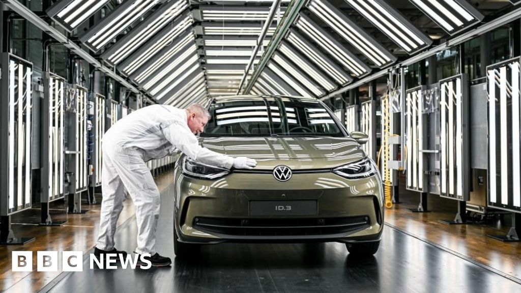 BBC: Volkswagen își reduce forța de muncă cu încă 50.000 de oameni