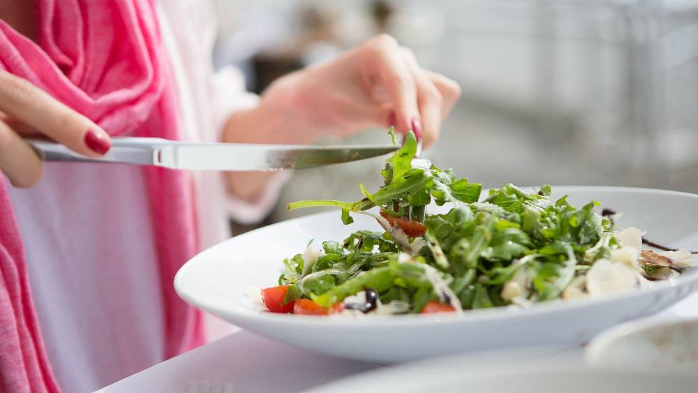 Euronews: Femeile vegetariene ar putea avea probleme de sănătate mai târziu în viață, sugerează un nou studiu