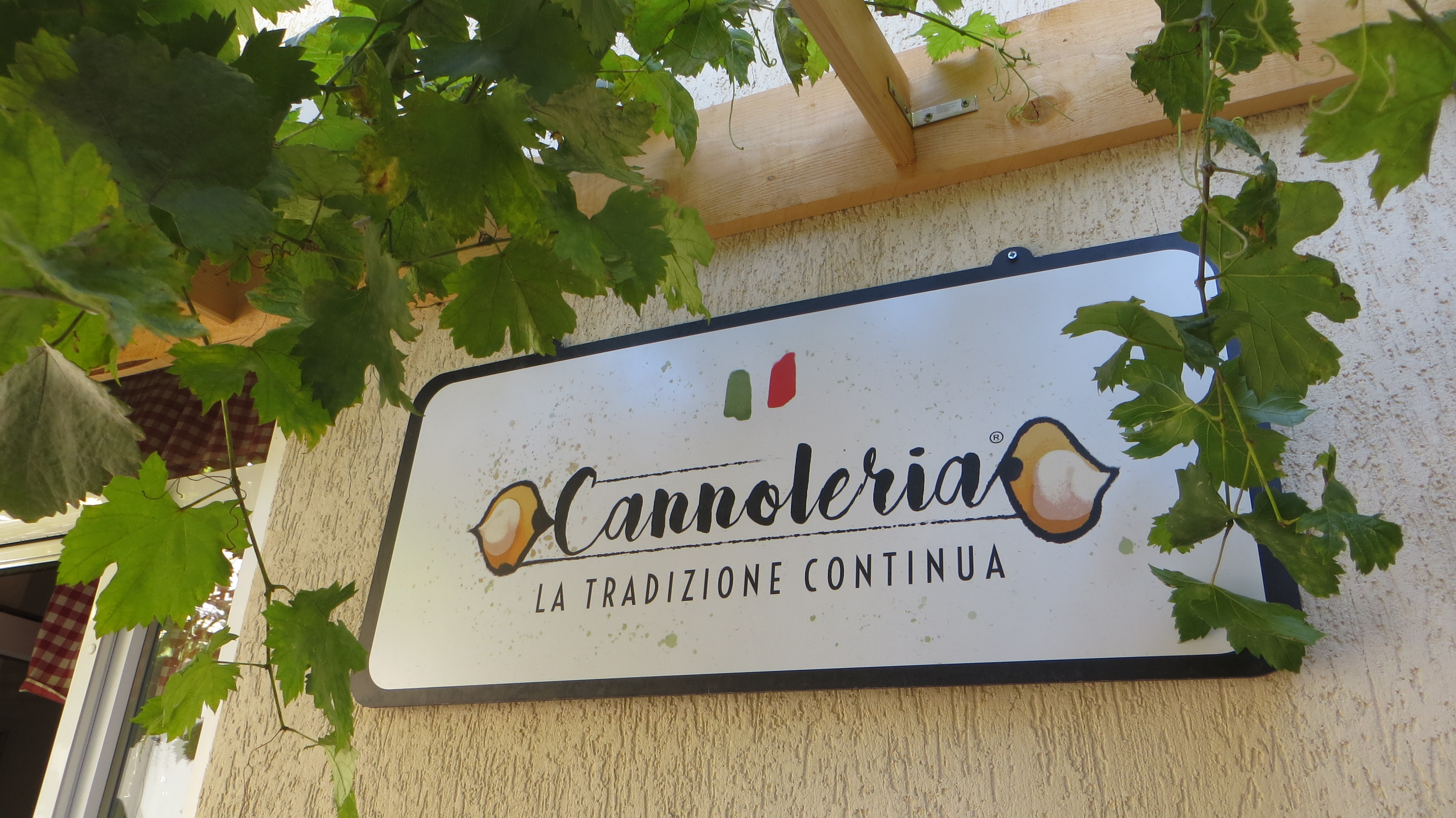 Wall-Street.ro: Franciza Cannoleria, afacerea de familie deschisă în România, dar cerută chiar și în Italia