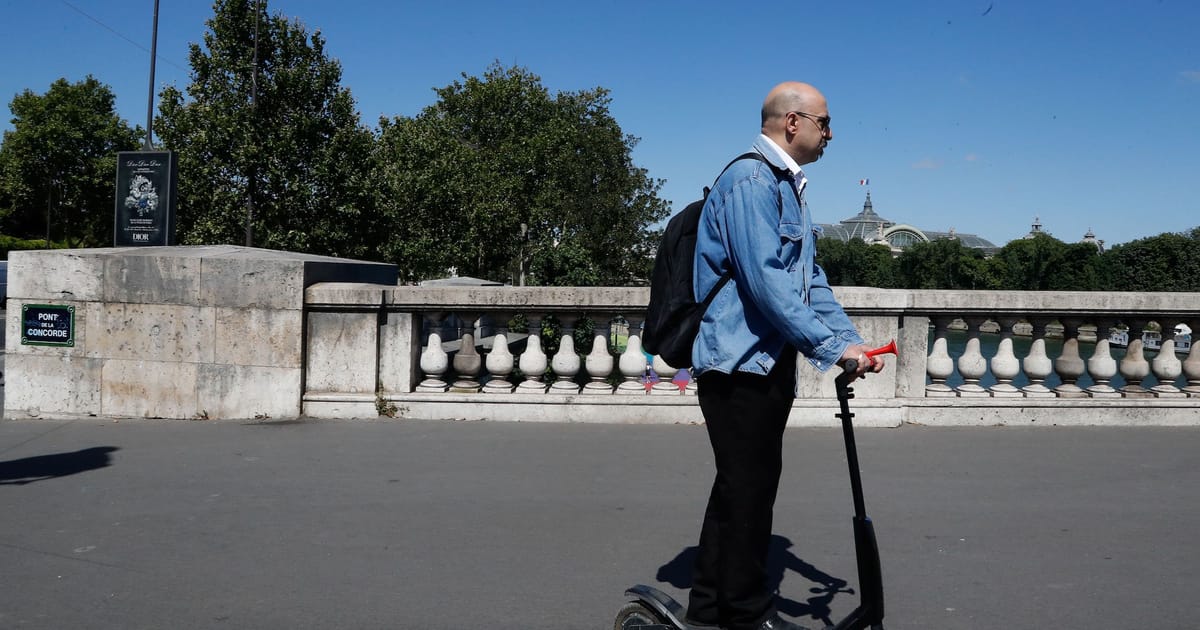 Politico: 8% din parizieni au decis să elimine trotinetele de închiriat de pe străzi