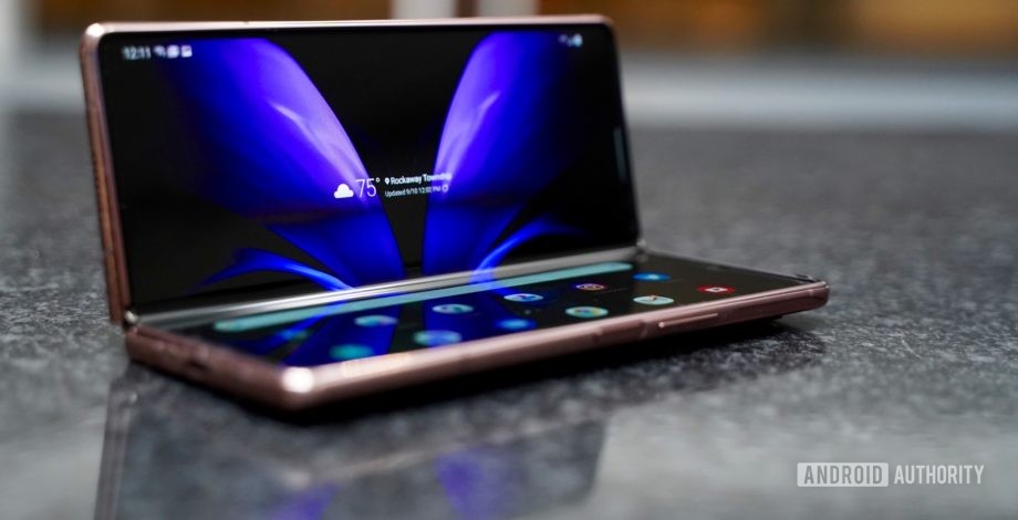 Android Authority: Samsung va lansa mai multe telefoane pliabile în 2021