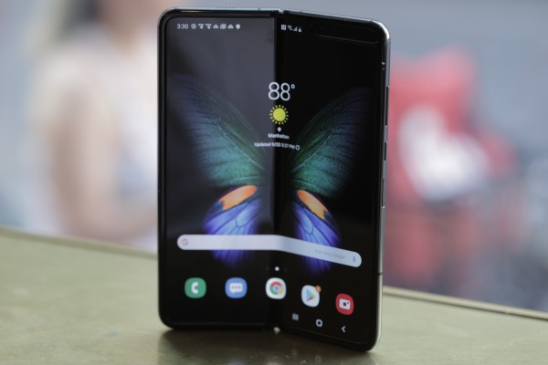 Fani sau dorința de a avea ceva nou? 1 mil. de Samsung Galaxy Fold vândute.