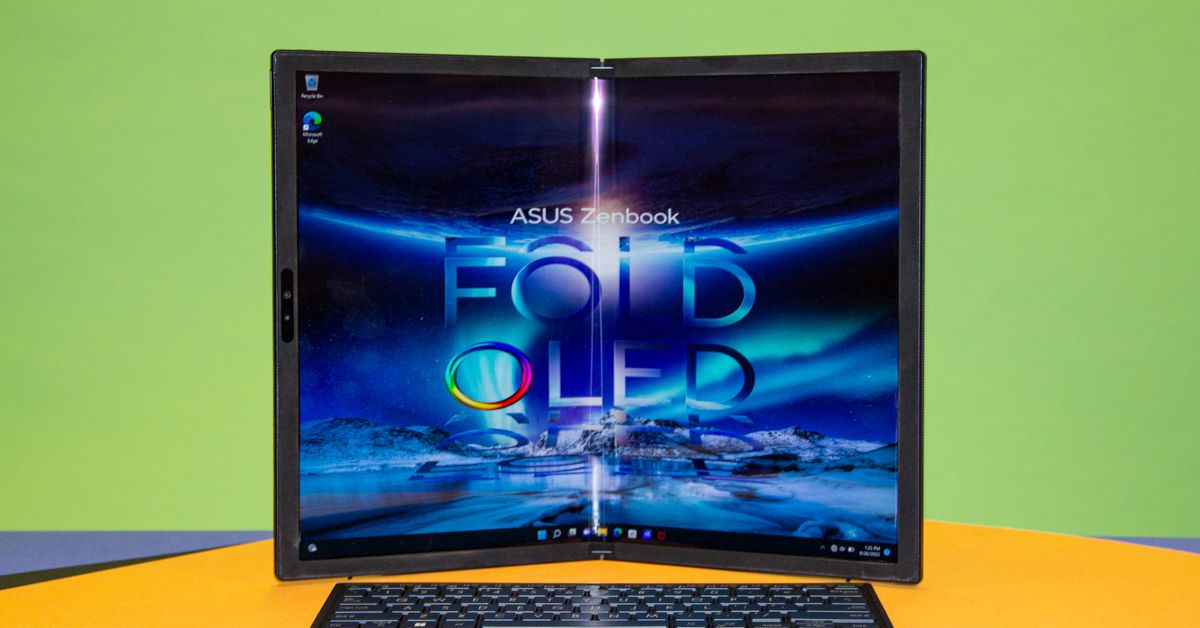 TheVerge: ASUS ZENBOOK 17 FOLD OLED, unul dintre cele mai bune ecrane pliabile