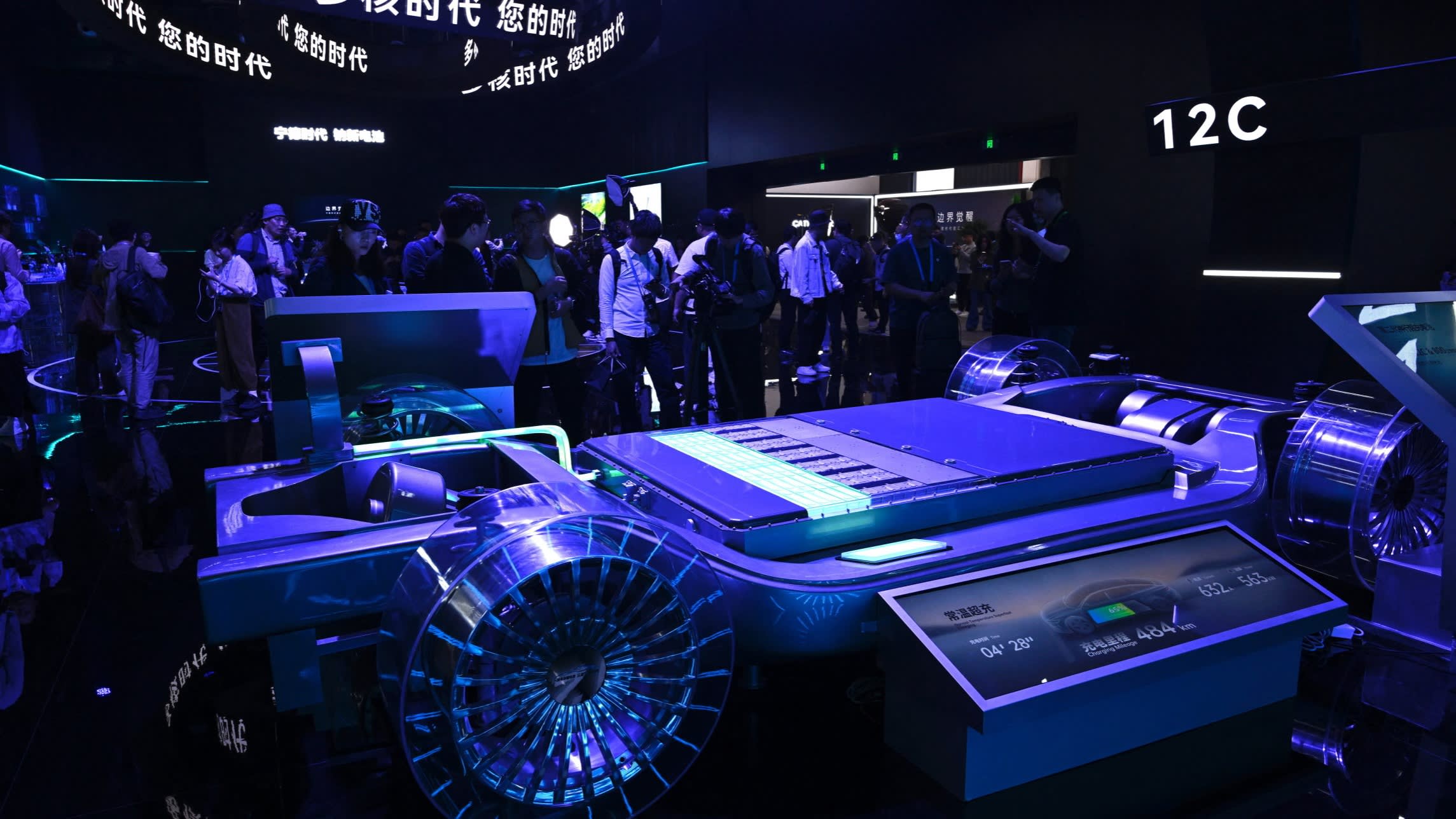 Financial Times: Cel mai mare producător de baterii ridică o investiție de 4 mld de dolari