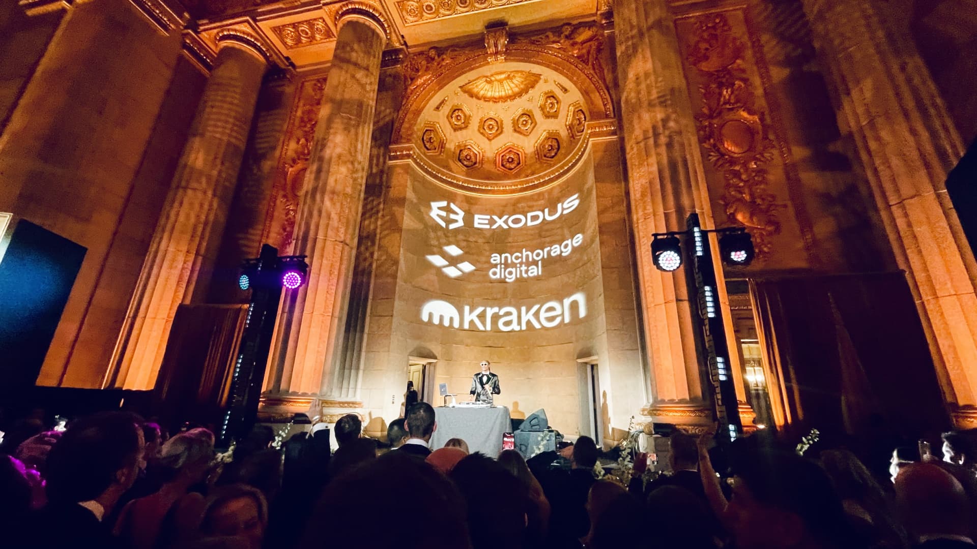 CNBC: Moneda virtuală lansată de Trump îi aduce deja miliarde