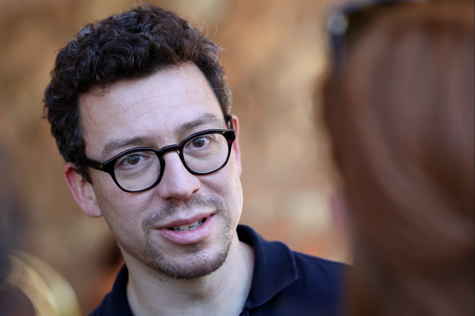 Entrepreneur: Duolingo înlocuiește contractorii cu AI