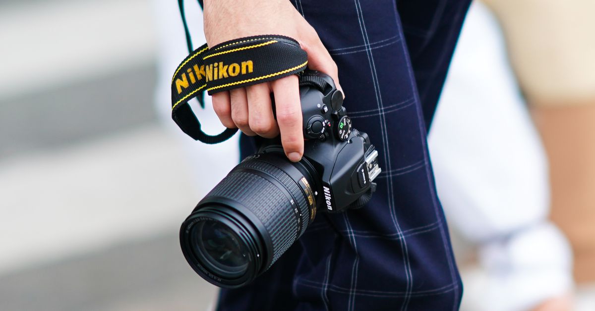 The Verge: Nikon renunță la producția de camere foto DSLR
