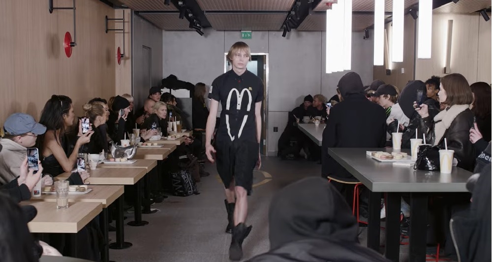 Wall-Street.ro: Un brand fashion transformă uniformele Mc Donald's în colecție vestimentară