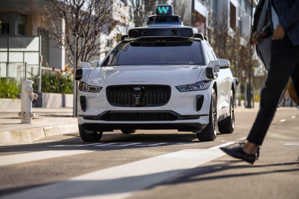 Waymo își deschide serviciul de robotaxi fără șofer în Phoenix pentru rezidenții locali verificați.