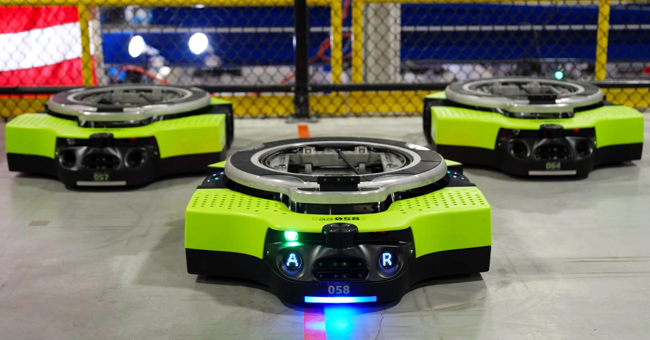 Wired: Cum folosește Amazon roboții pentru automatizarea depozitelor