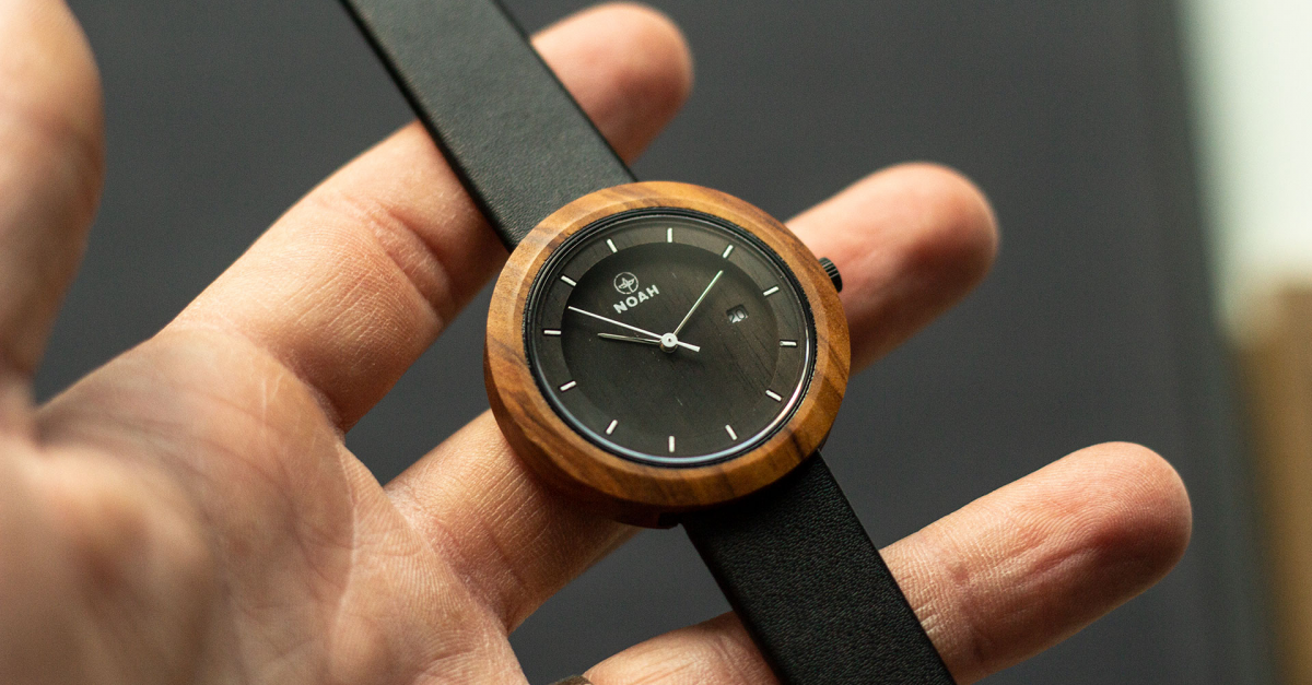Retail.ro: Noah, afacerea cu ceasuri de mână din lemn a doi prieteni din Suceava