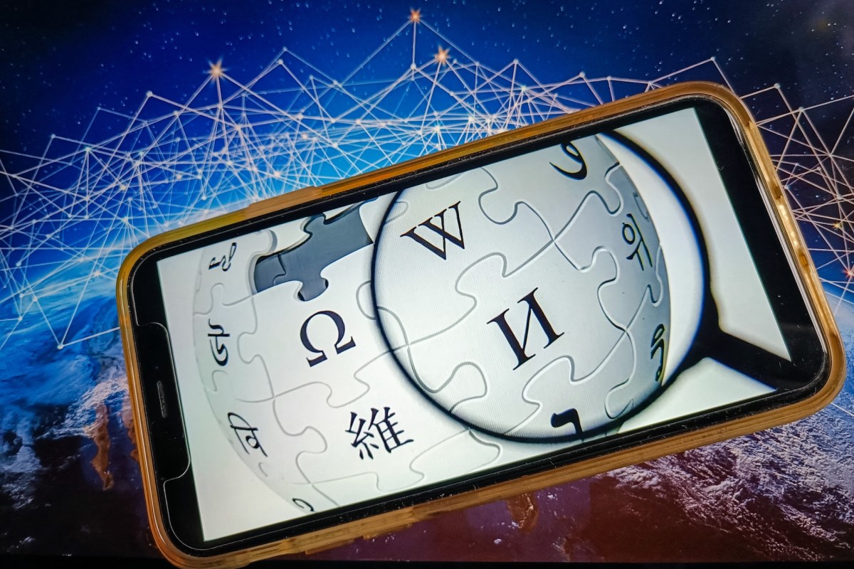 Tech Crunch: Wikipedia oprește rezumatele generate cu AI după proteste ale editorilor