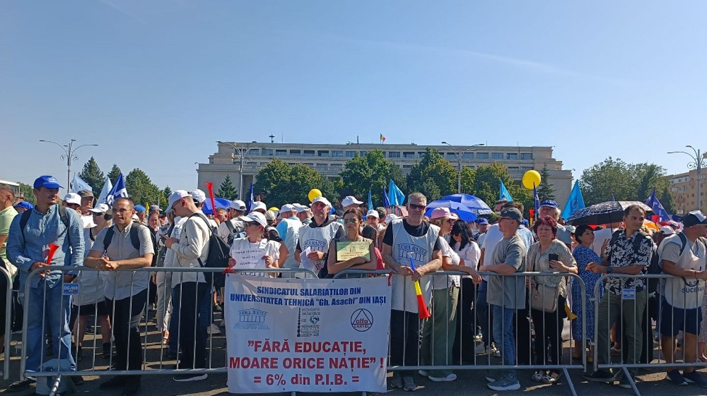 wall-street.ro: FOTOREPORTAJ din prima zi de școală: Festivitatea s-a mutat în stradă, iar clopoțelul a fost înlocuit de vuvuzele și de fluiere