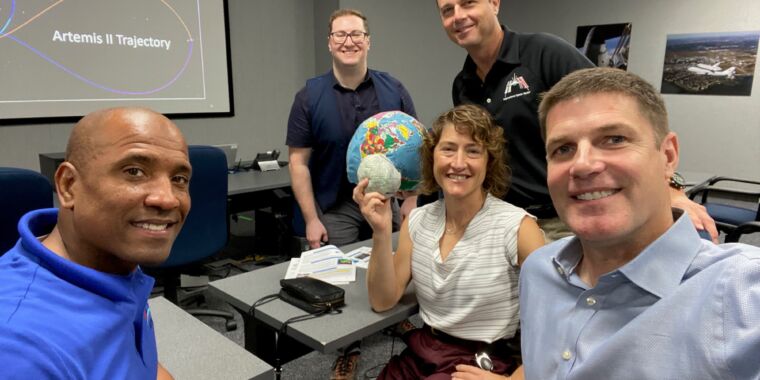 ArsTechnica: NASA pregătește astronauți pentru a merge pe Lună pentru prima oară în 51 de ani