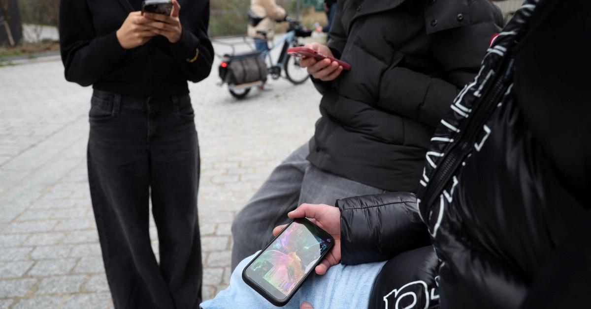 Semafor: Ce s-a întâmplat când smartphone-urile au fost interzise în școli