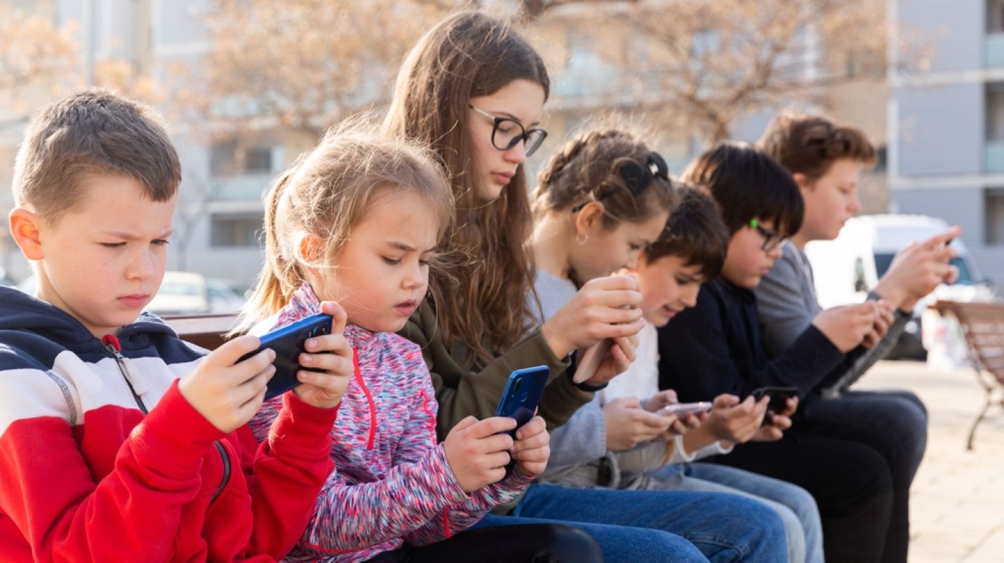 wall-street.ro: Tot mai multe țări vor să interzică social media sub 16 ani