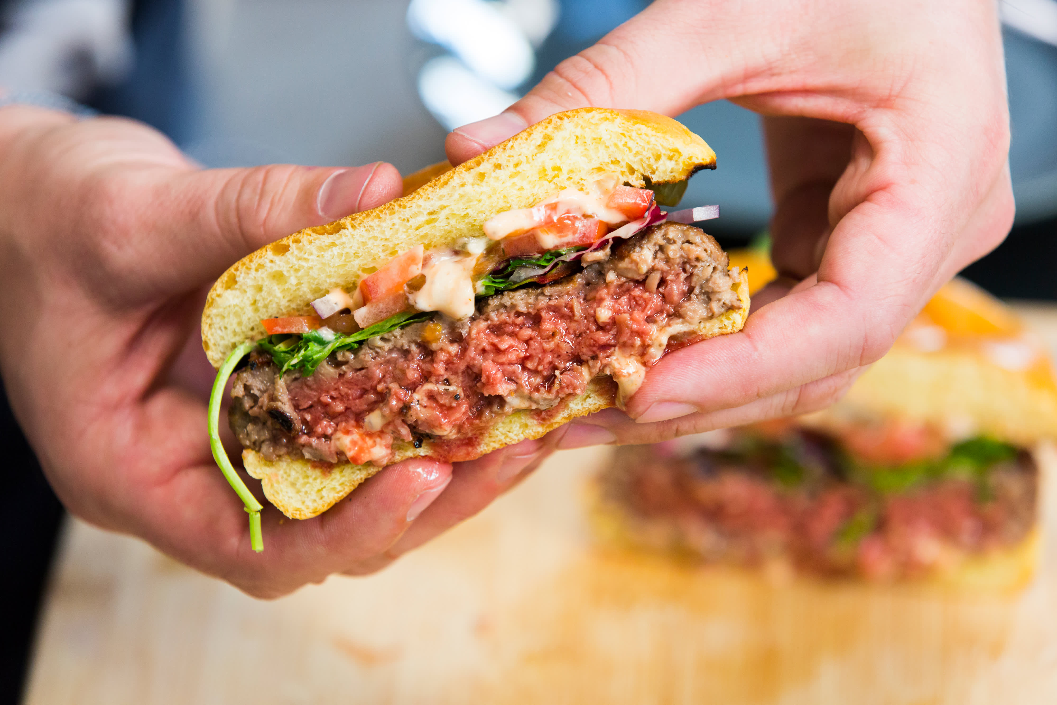 CNBC: Carnea fără carne de la Impossible Foods a ajuns aproape la același preț cu produsele animale
