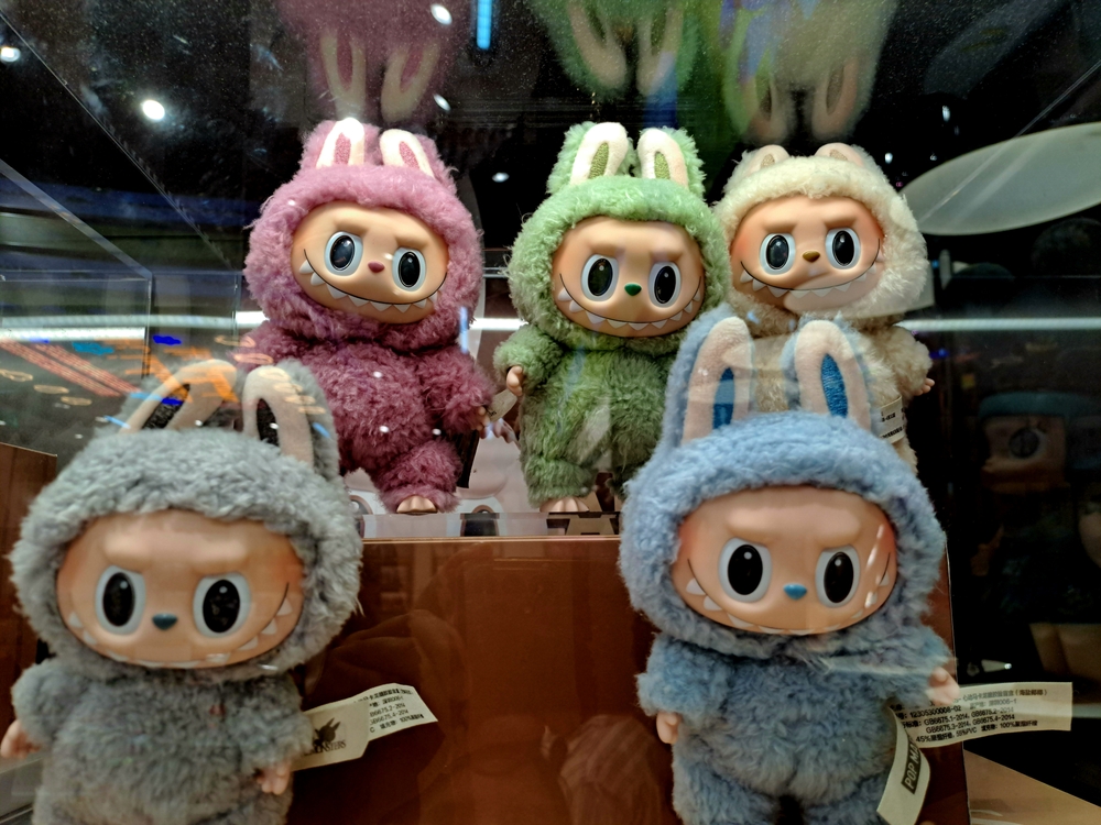 Ce este Labubu, păpușa chinezească devenită trend global și ”contrabandă” pe site-urile de anunțuri românești