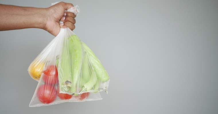 (Green Start-Up): România merge la ghici cu vânzarea sacoșelor din plastic. Câte pungi de plastic per cap de locuitor cumpără românii?