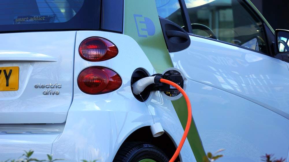 Wall-Street.ro: De ce mașinile electrice din România vor avea numere de înmatriculare verzi