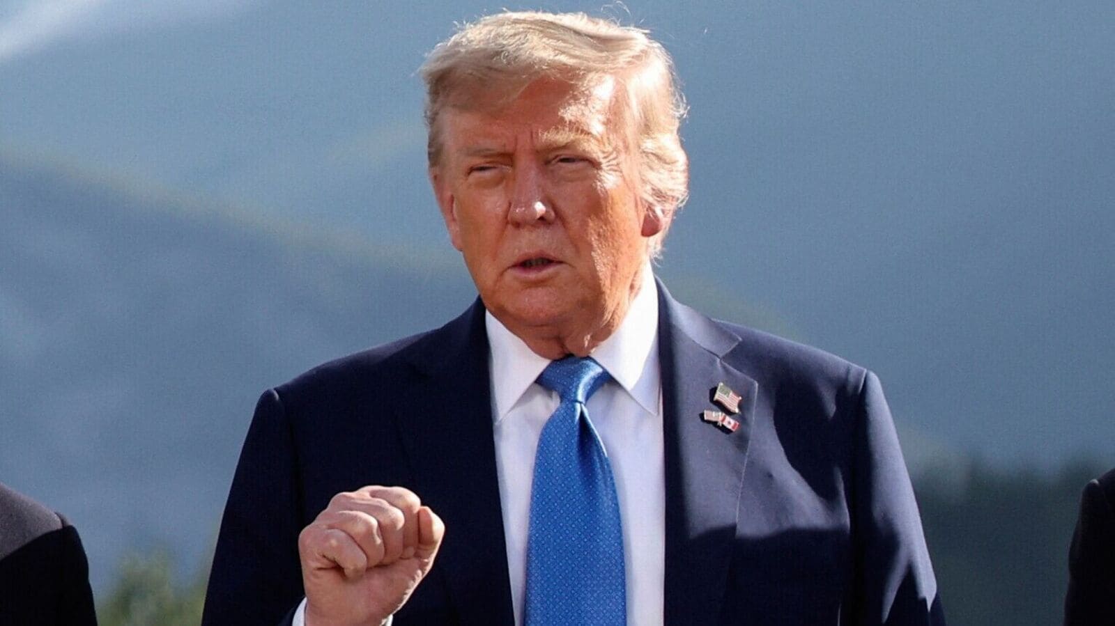 Live Mint: Familia Trump lansează o rețea mobilă și un telefon