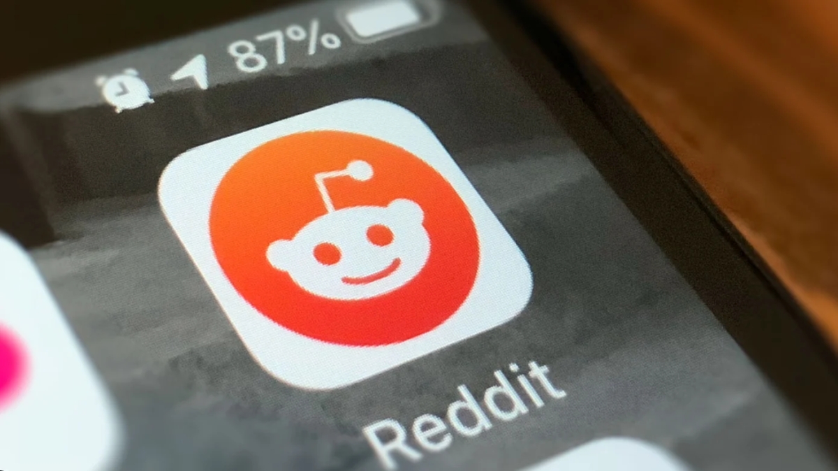 TechCrunch: Reddit își închide clona de Clubhouse