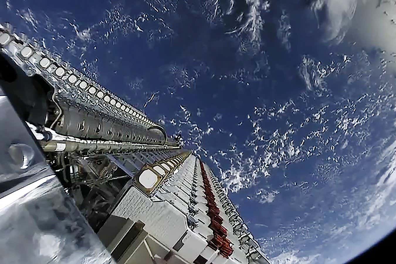 New Scientist: Sateliții Starlink emană unde radio care pot distruge studiul spațiului