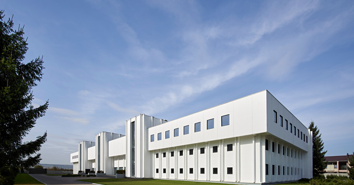 retail.ro: Fabrica de geci de lux Moncler din Bacău se extinde