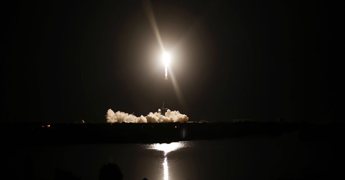 The Verge: SpaceX a lansat zborul său spațial turistic