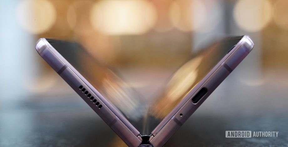 Android Authority: Samsung ar putea lansa patru telefoane pliabile anul viitor
