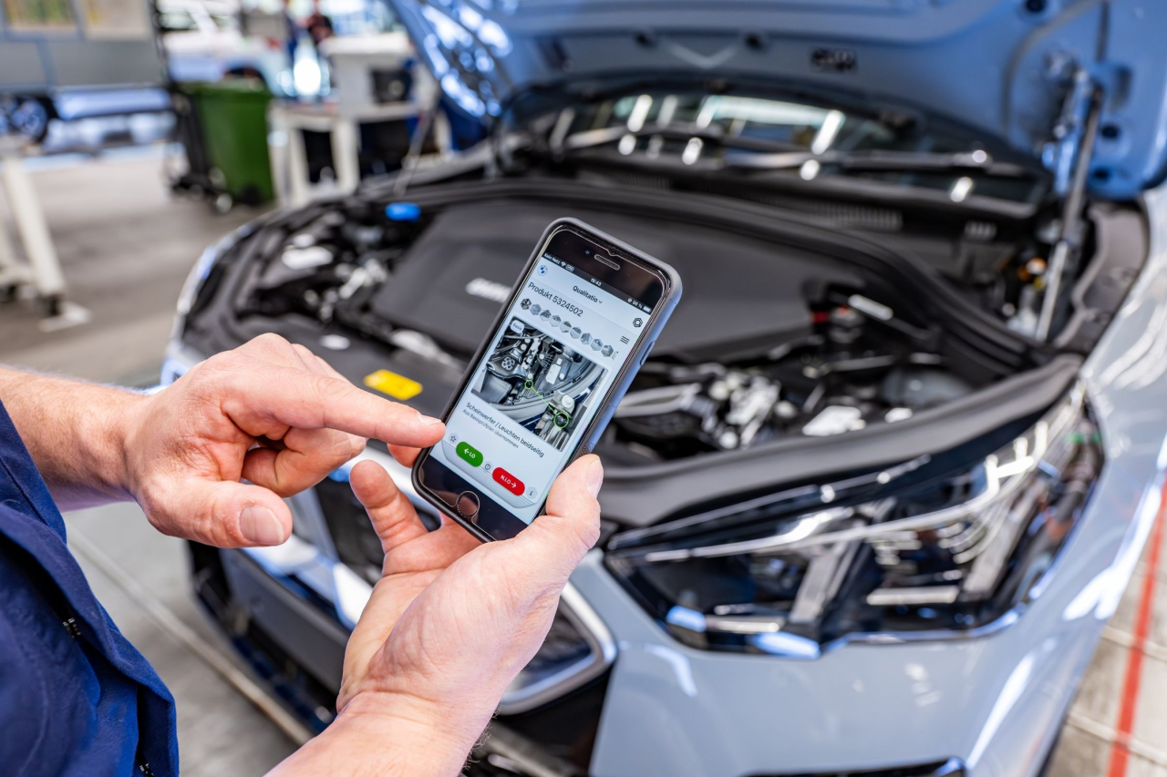 Cum folosește BMW inteligența artificială pentru a optimiza producția în fabrici