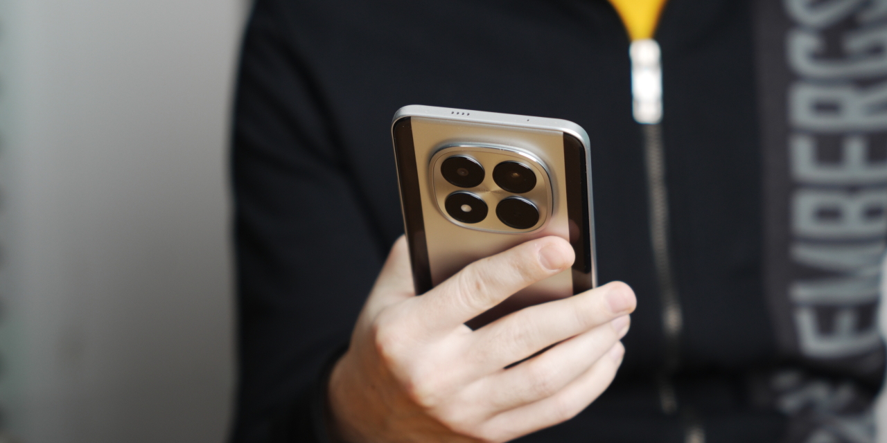 REVIEW Poco M8 Pro: telefonul midrange care le are (aproape) pe toate