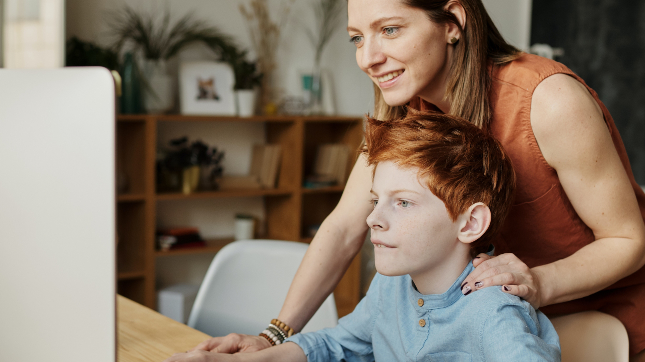 Cum se acordă zile libere pentru părinți pe durata suspendării școlii online