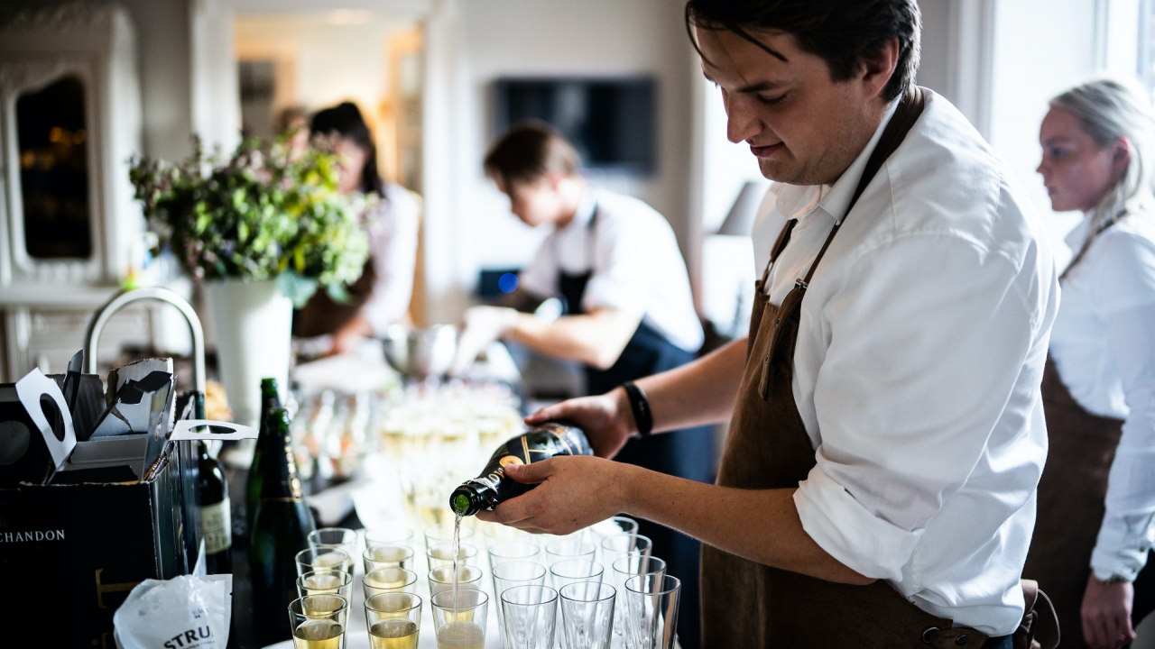 Ce salarii au angajații din turism în România