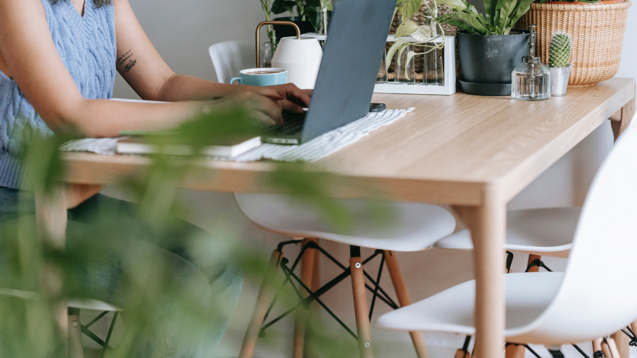 Efectele muncii remote - angajații lucrează și în vacanță