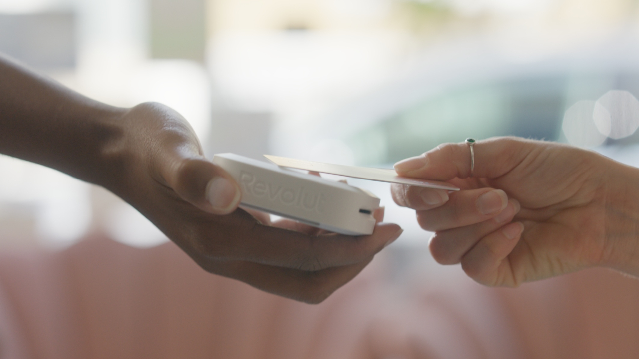 Revolut Reader, terminal de încasare a plăților, disponibil în România