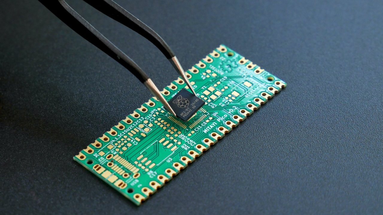 Deficitul de cipuri scade, dar piața va mai avea de suferit până în 2023