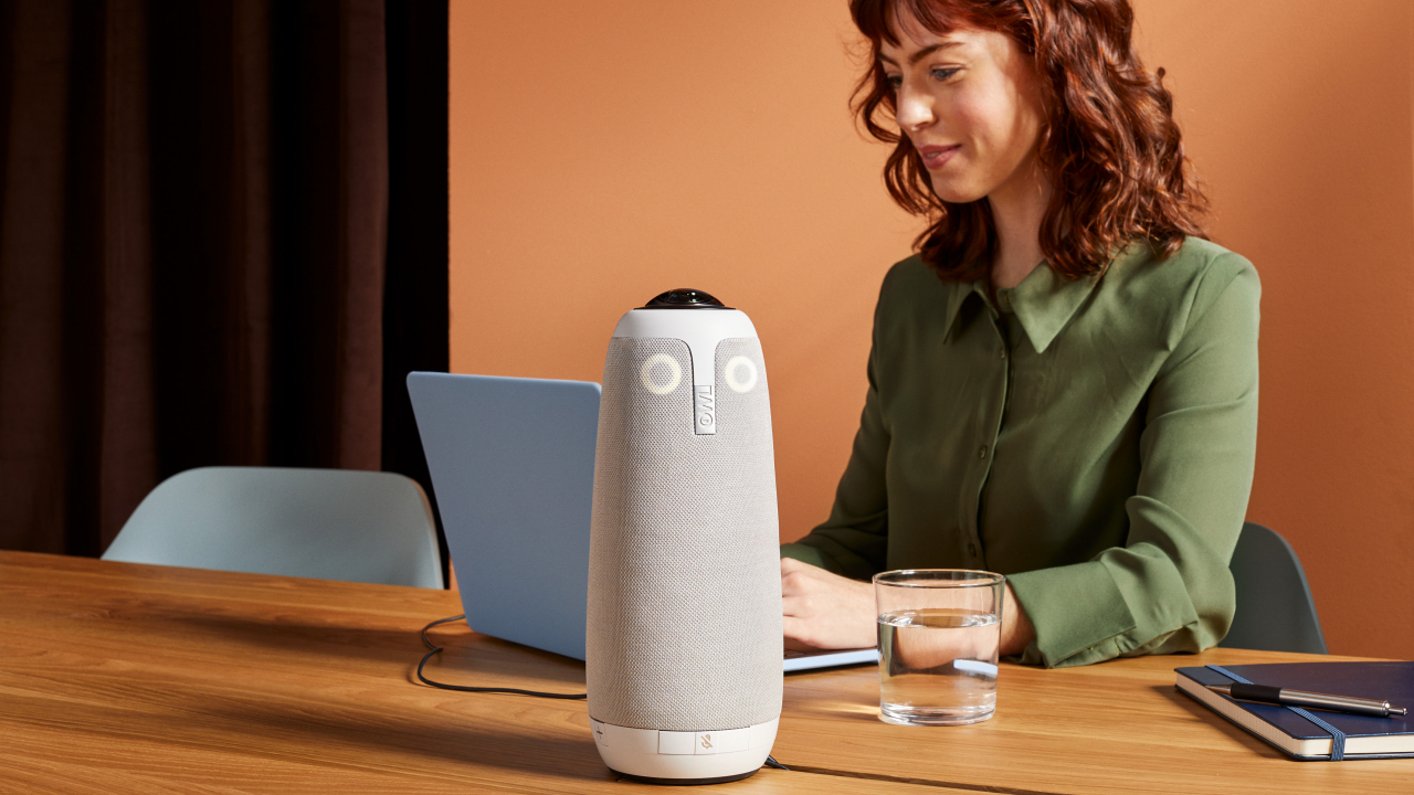 Camera web Owl, care te urmărește prin cameră, vândută și în România