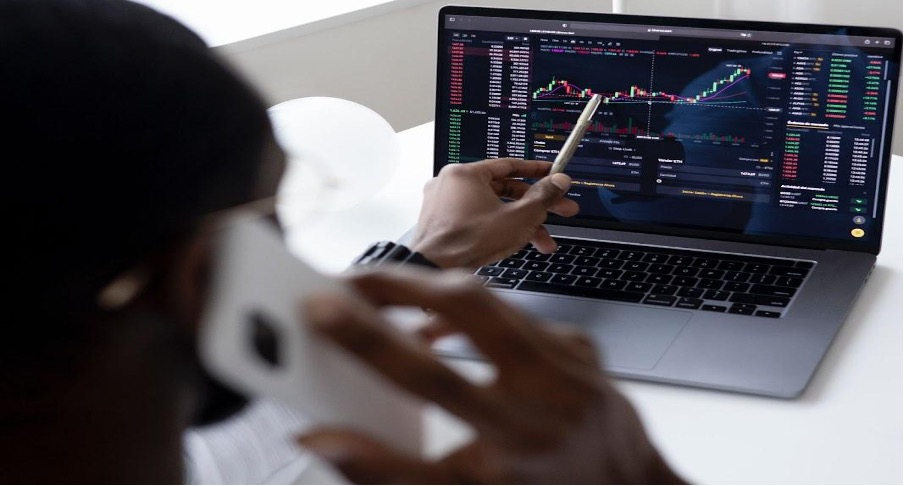 Cum poți transforma investițiile la bursă într-un job?