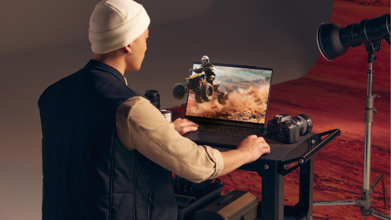 CES 2023: Acest laptop Asus redă imagini 3D pe care le vezi fără ochelari