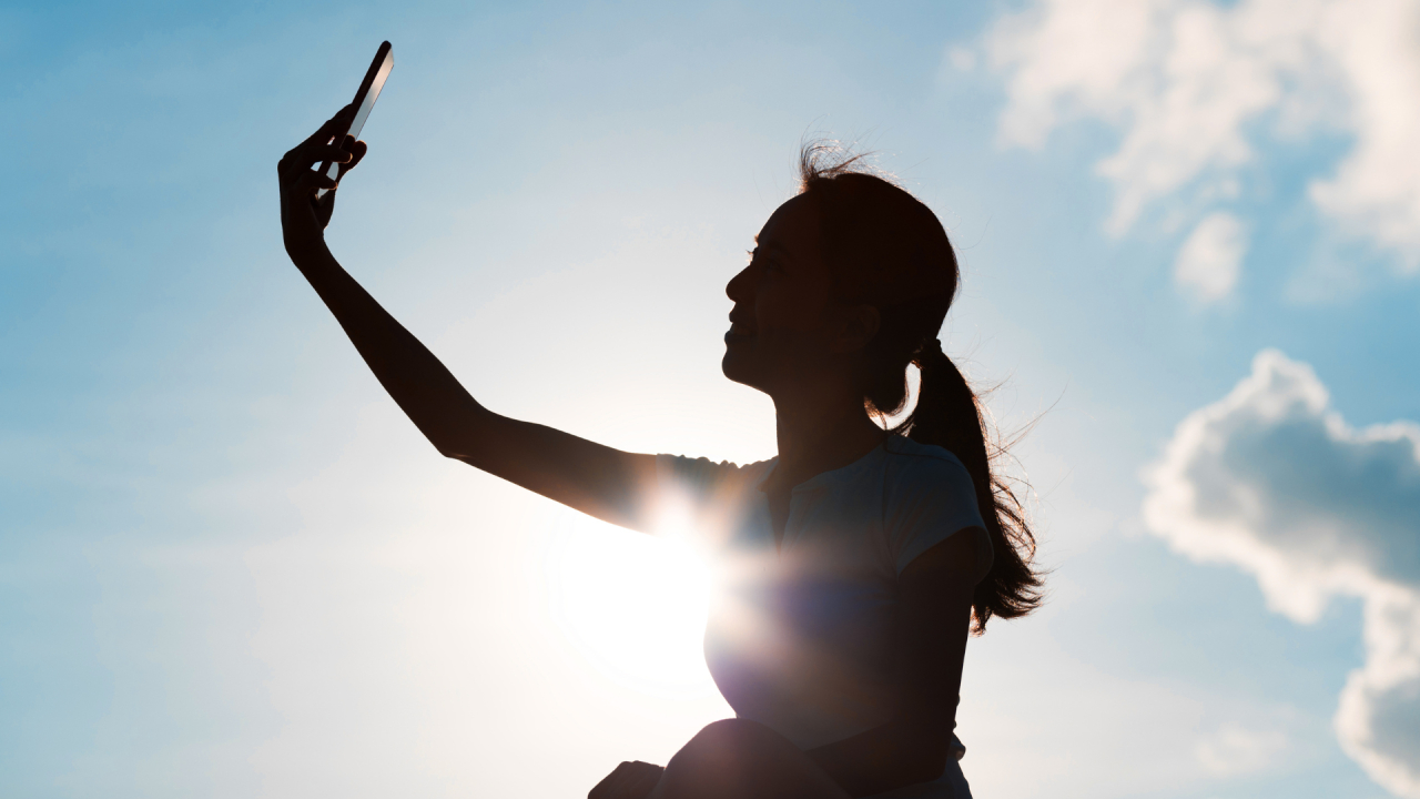 Aproape jumătate dintre români își fac selfie-uri măcar o dată pe săptămână