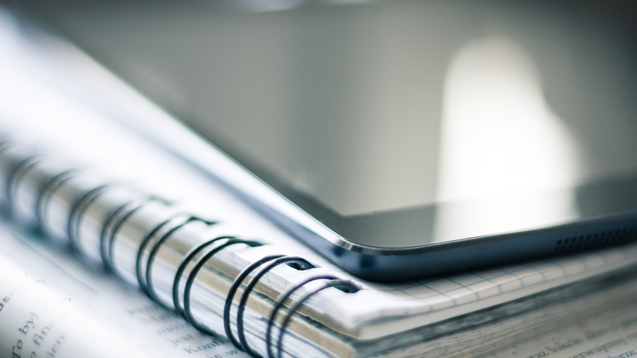 Telekom România dotează 100 de școli cu tablete și soft educațional