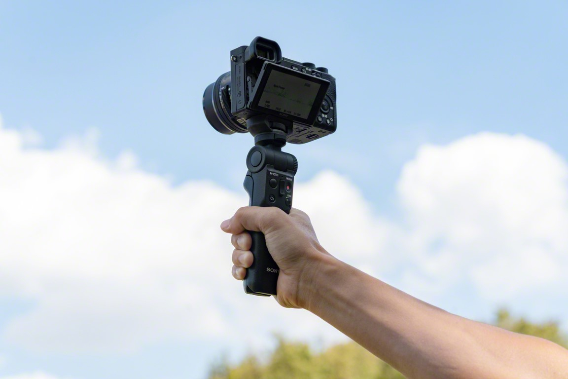 Acest nou grip pentru cameră de la Sony are funcție de telecomandă