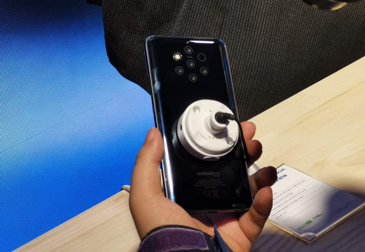 Nokia 9 PureView și Nokia 210: monstrul cu 5 ochi și piticul colorat