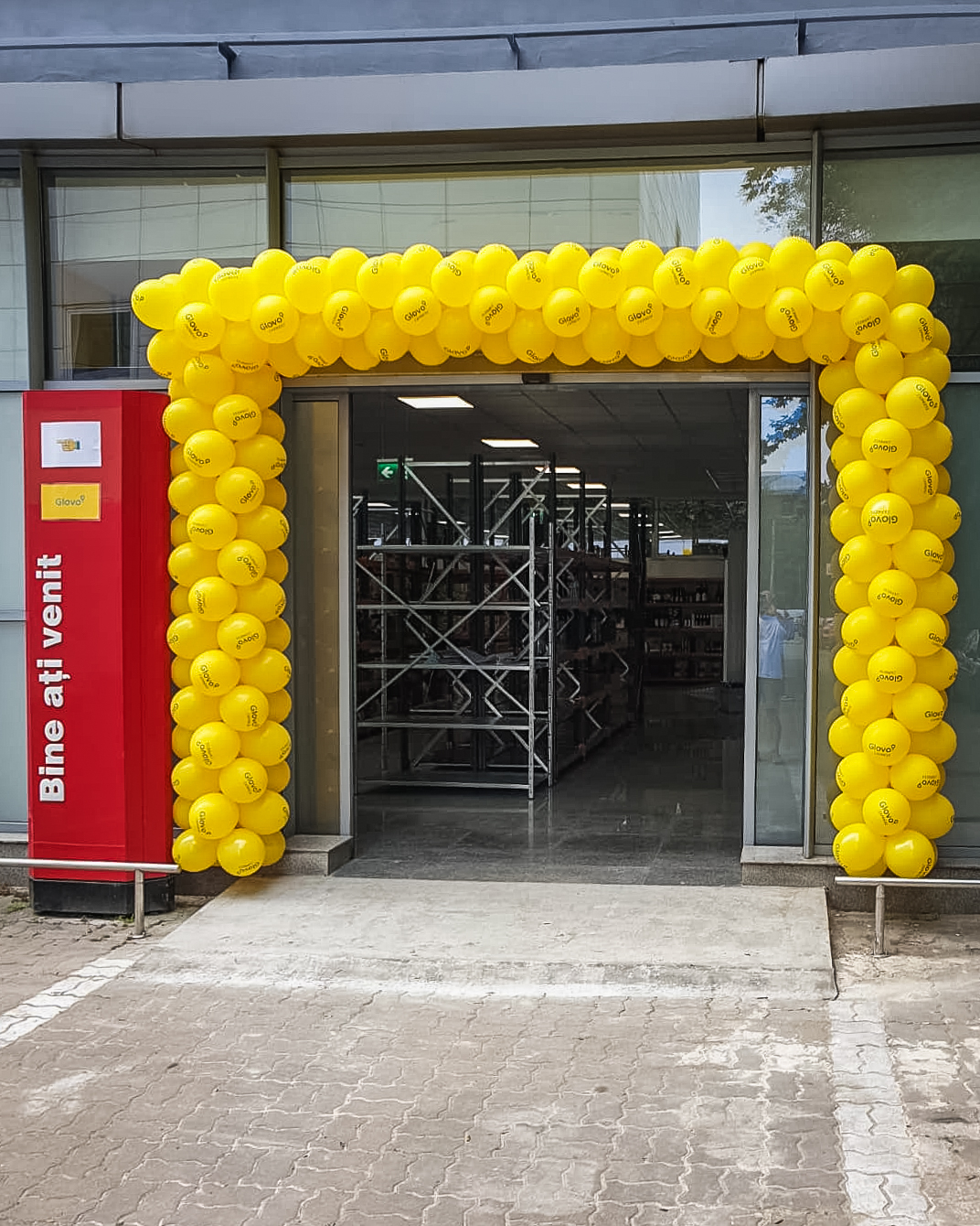 Glovo lansează Glovo Express, un loc de unde poți comanda alimente până 2 AM