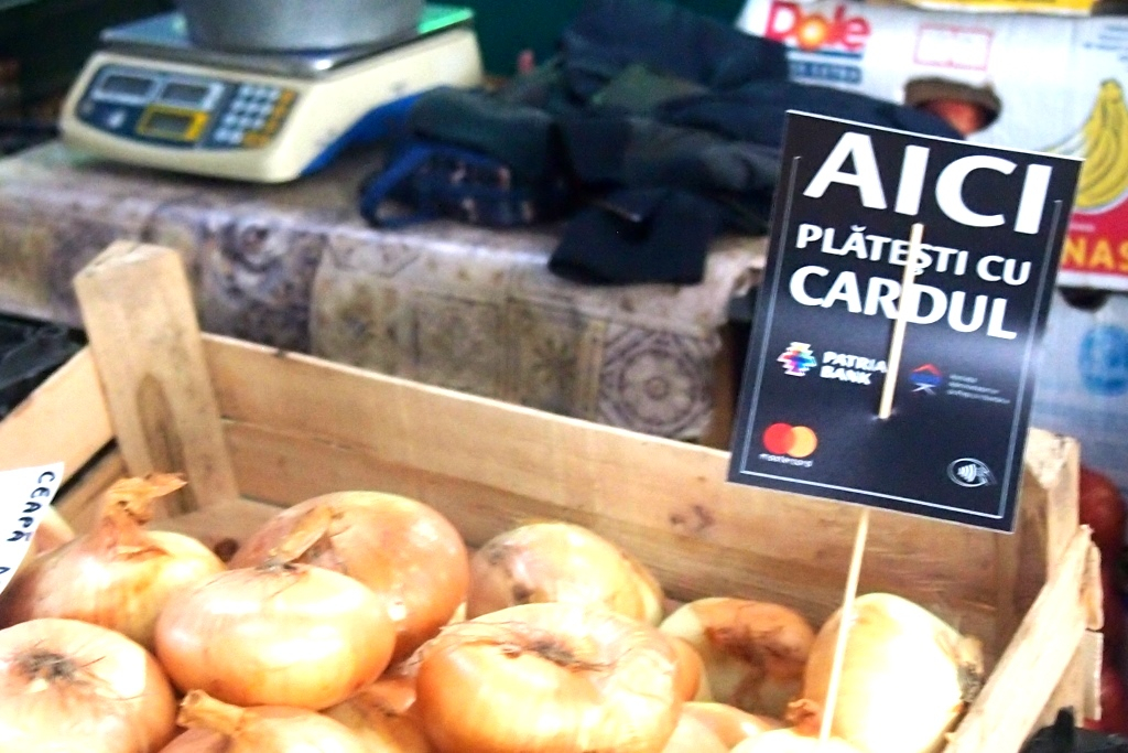 Plătește-ți zarzavatul de la piață cu cardul: POS-uri și la București