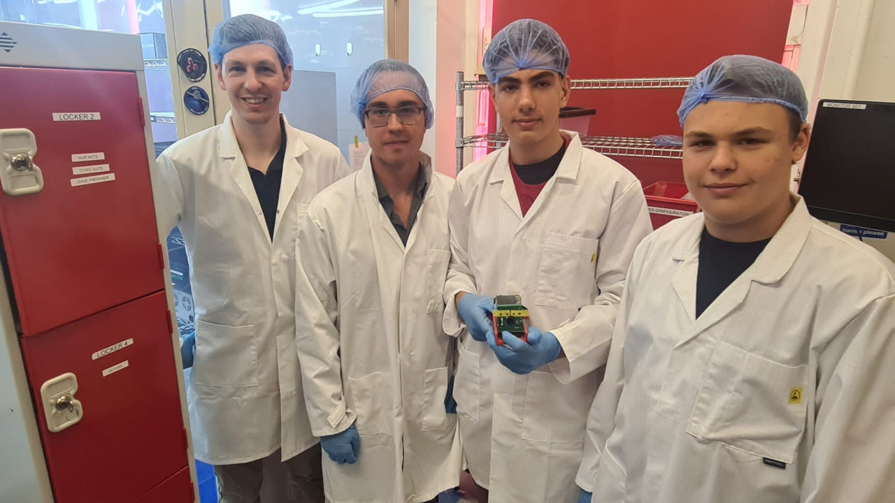 Cinci elevi români trimit în spațiu un al doilea satelit cu ajutorul SpaceX