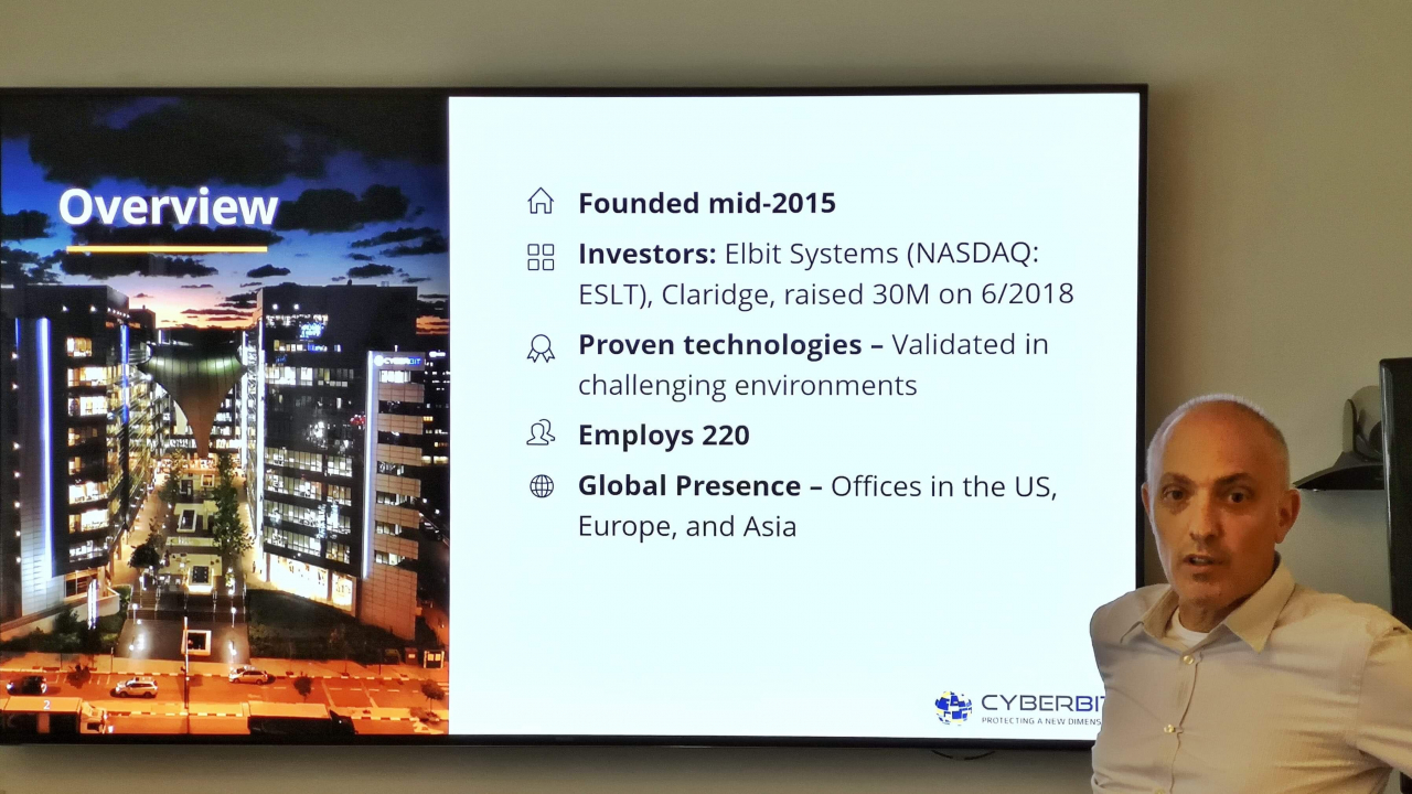 Startup-ul care-i pregătește pe hackerii buni ca pe piloții de luptă